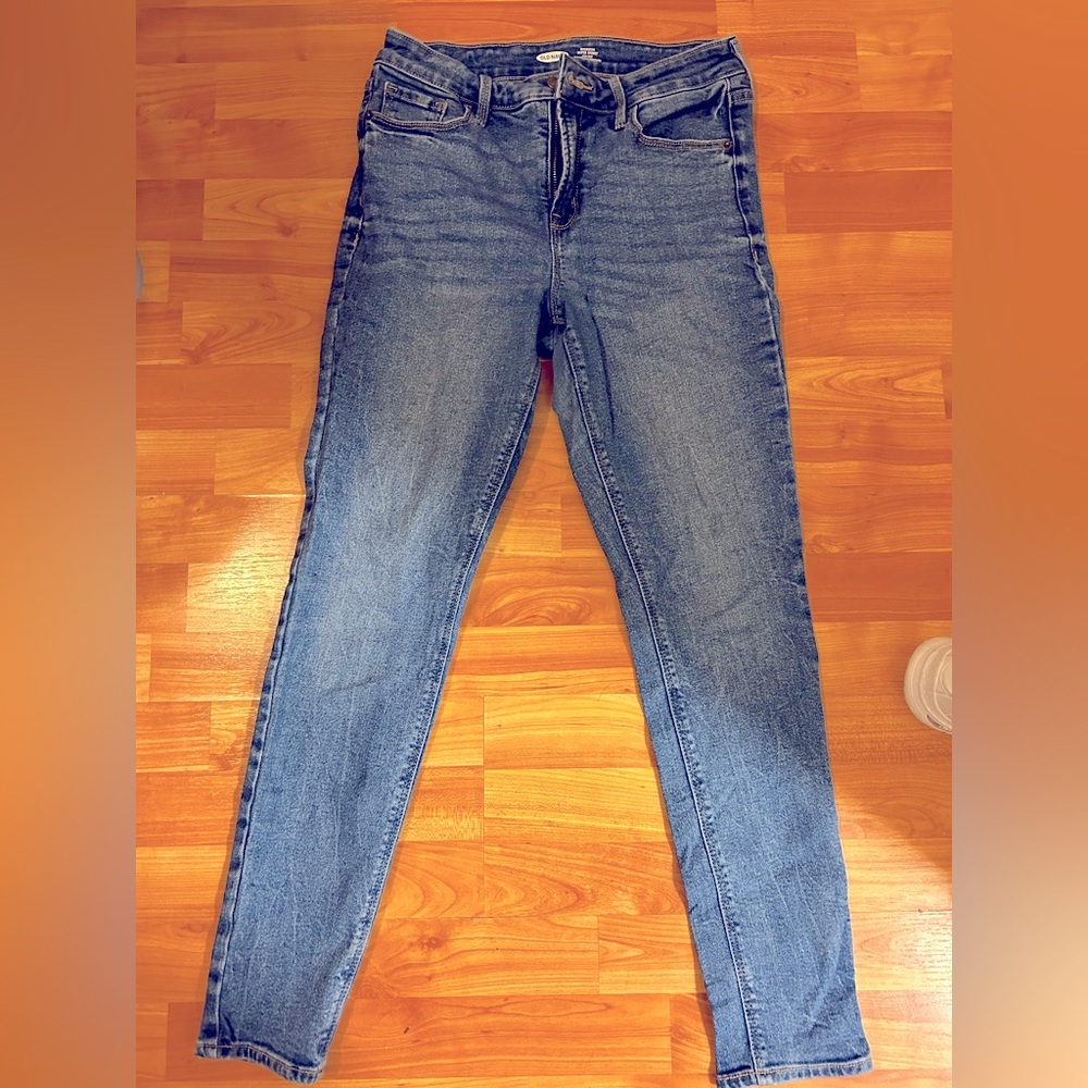 Old Navy High Rise Rockstar Super Skinny size 10, medium wash.